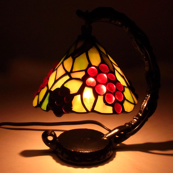アンティーク・真っ赤な縁取り葡萄柄・ステンドグラスランプ - ライト/照明